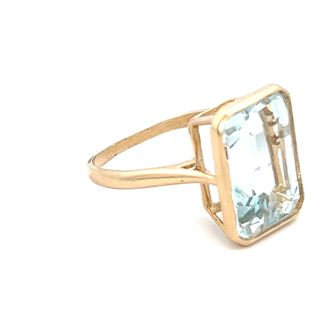 Emerald cut aquamarine sale ring yellow gold